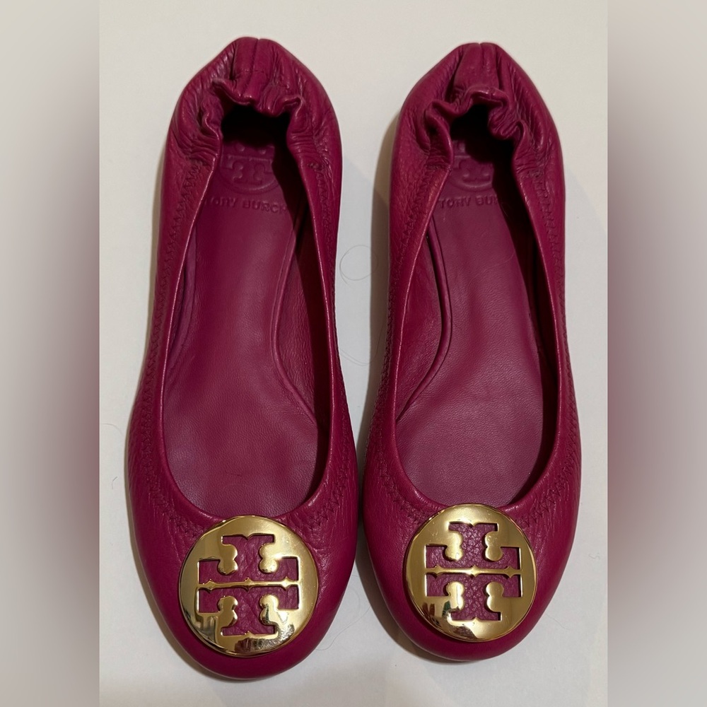 Tory Burch Reva Ballet Flat Fuchsia/Gold Logo. Size 6.5